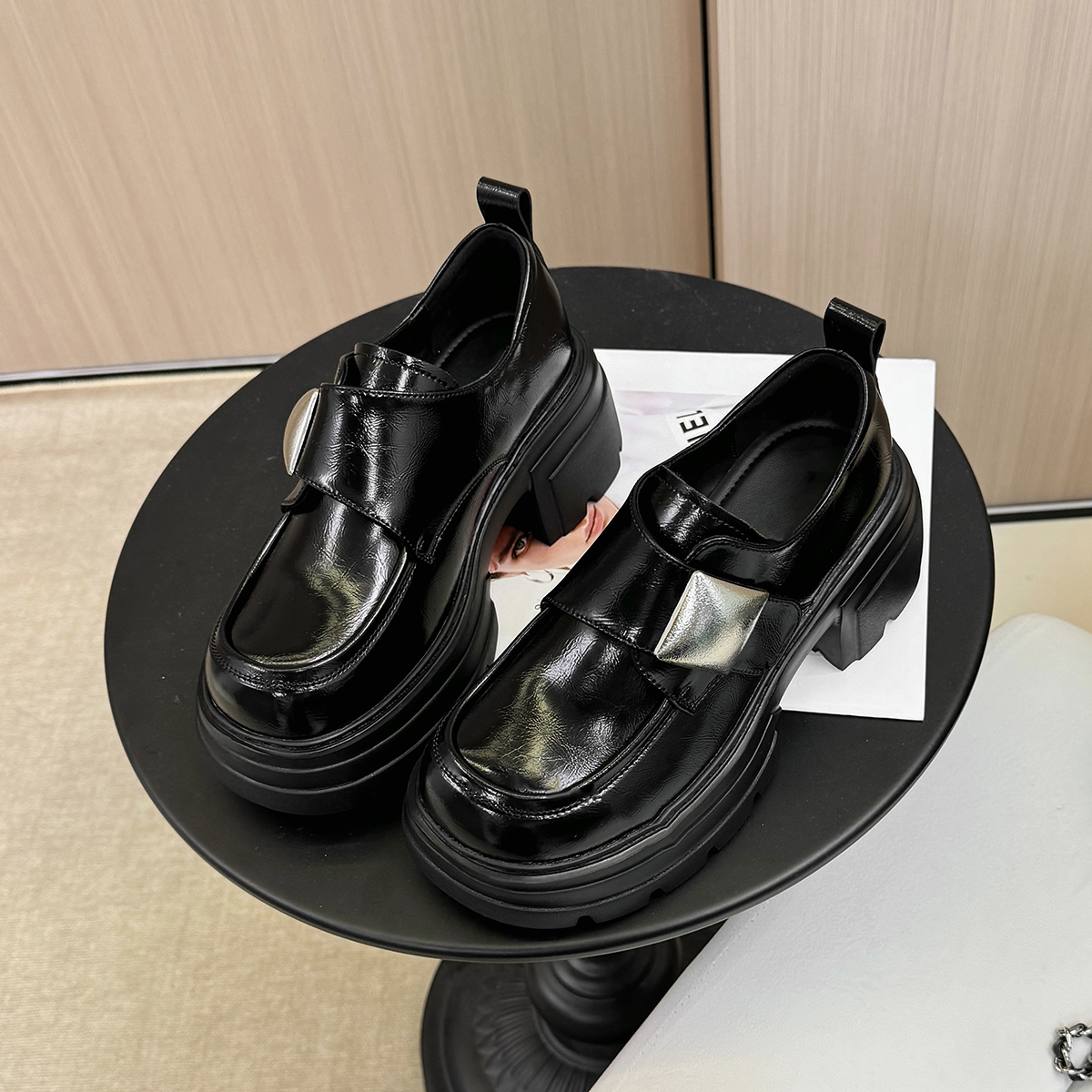 Clearance Sale on Stylish Single Shoes - Trendy 25th Anniversary Design, Limited Quantity, Perfect for Fashion-Forward Looks