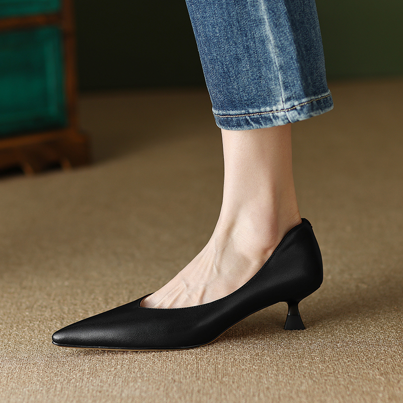 Italian-Style Soft Sole 4.5 cm French Pointed Toe Shallow Mouth Elegant V-Shaped Flats for Comfort and Style