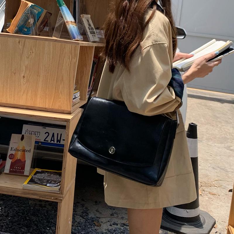 Light Luxury Retro Crossbody Bag for Women - High-End Minimalist Shoulder Bag with Large Capacity for Commuting