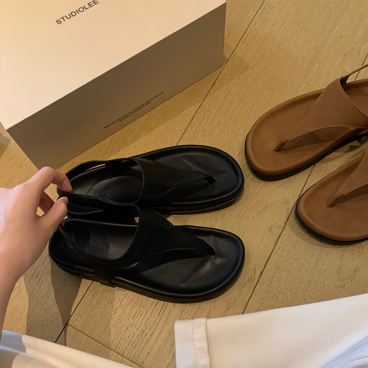 Minimalist Herringbone Sheepskin Thong Sandals for Women - Retro Roman Flat Flip-Flops for Summer Vacation