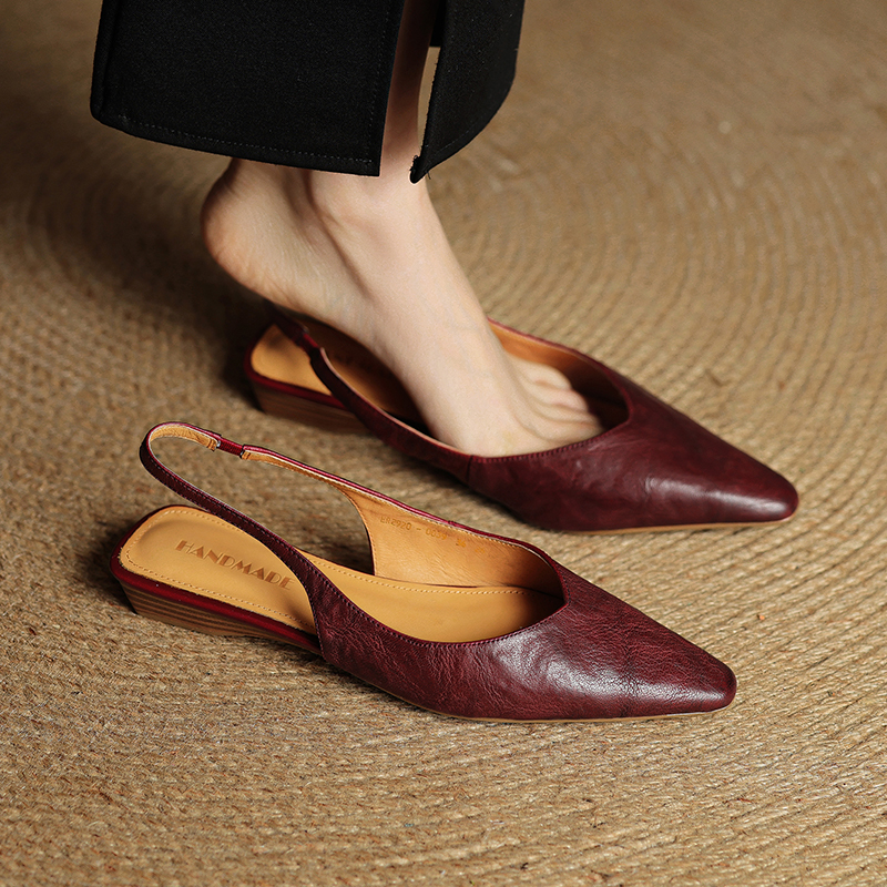 Minimalist V-Shaped Genuine Leather Toe Sandals for Comfortable Commuting - Versatile Slimming Design in Light Luxury Style