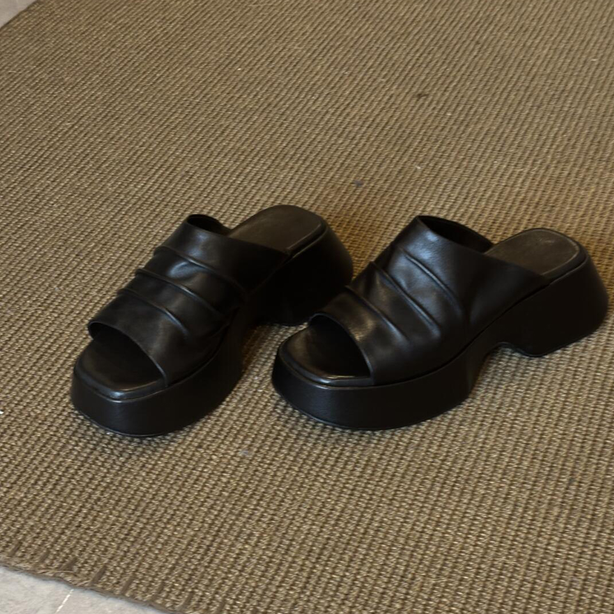 Petite Thick-Soled Sheepskin Retro Slip-On Sandals for Women - Height-Increasing, Wrinkled Square Toe, Open Toe Design