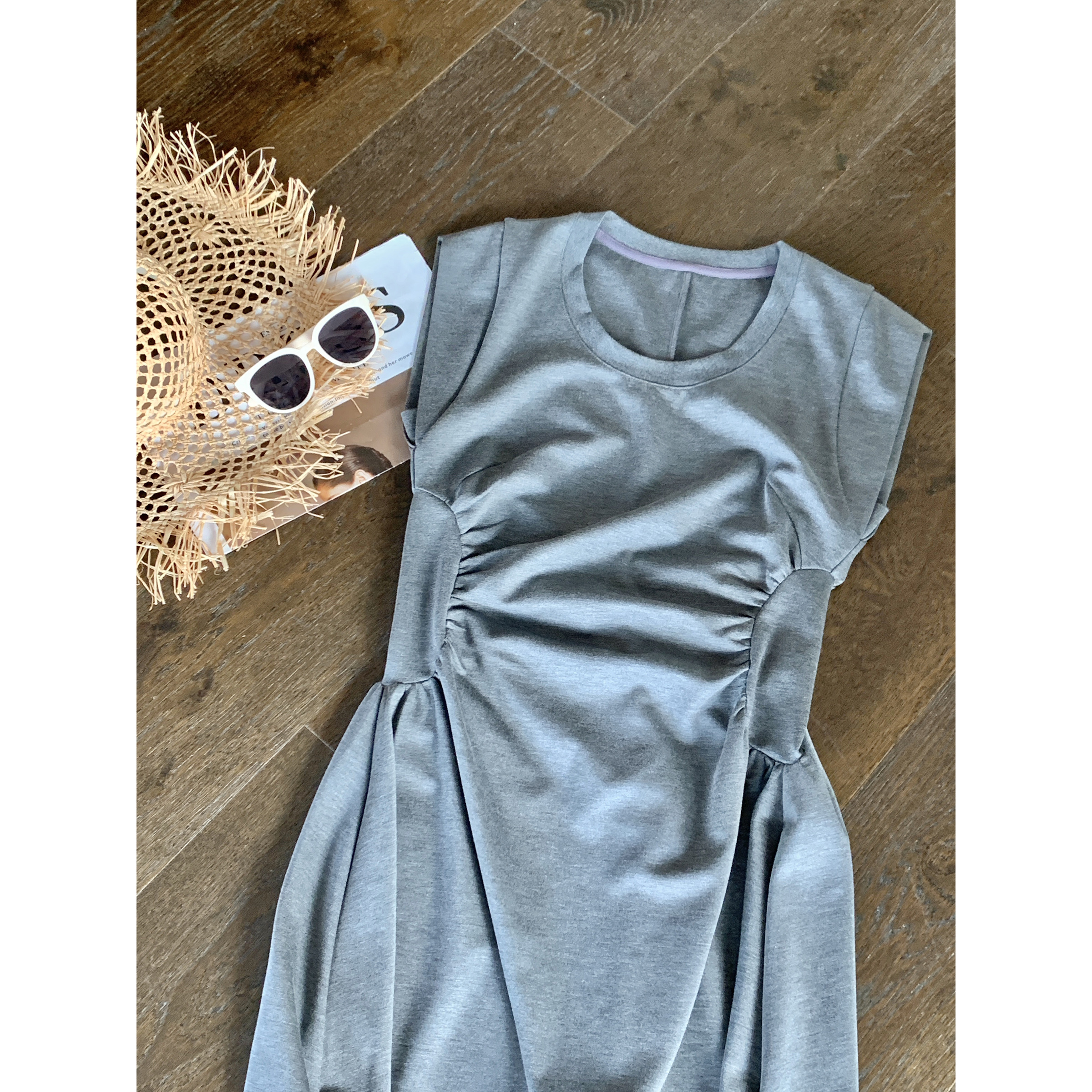 Plus-Size Waist-Cinching Minimalist Dress - Slimming Short Sleeve Mid-Length for Effortless Style