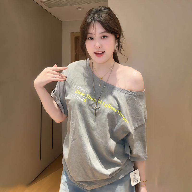 Plus-Size Women's Vintage Off-Shoulder Short Sleeve T-Shirt, Loose-Fitting Summer Top for Curvy Figures, Chic and Slimming Style