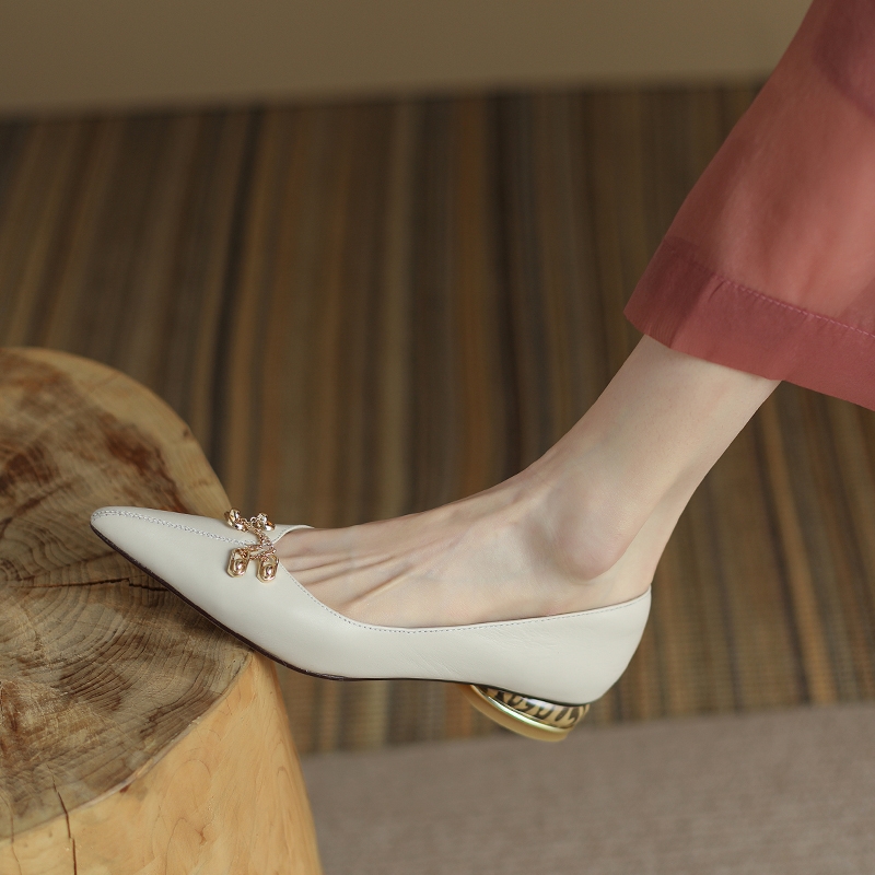 Retro Chunky Heel Pointed Toe Flats with Metal Chain Detail for Women – Italian Style Footwear