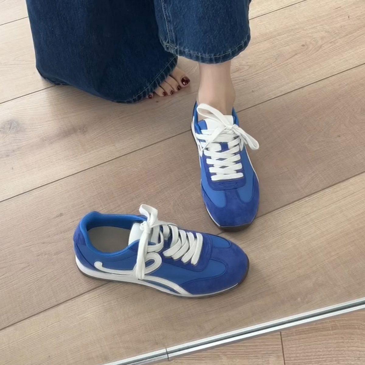 Retro Cowhide Color-Blocking Lace-Up Casual Sports Shoes for Women - Versatile Flat White Sneakers in Trendy Design