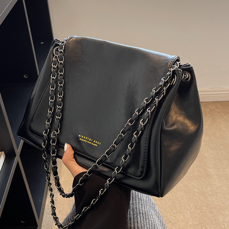 Retro French Style Large Capacity Underarm Bag with Chain, Commuter Crossbody Bag for Women, Fashionable and Chic