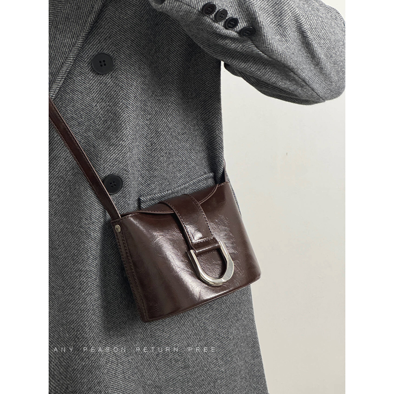 Retro Horseshoe Buckle Water Bucket Bag for Women - 2024 Mini Commuter Handbag, Stylish Shoulder Crossbody Bag