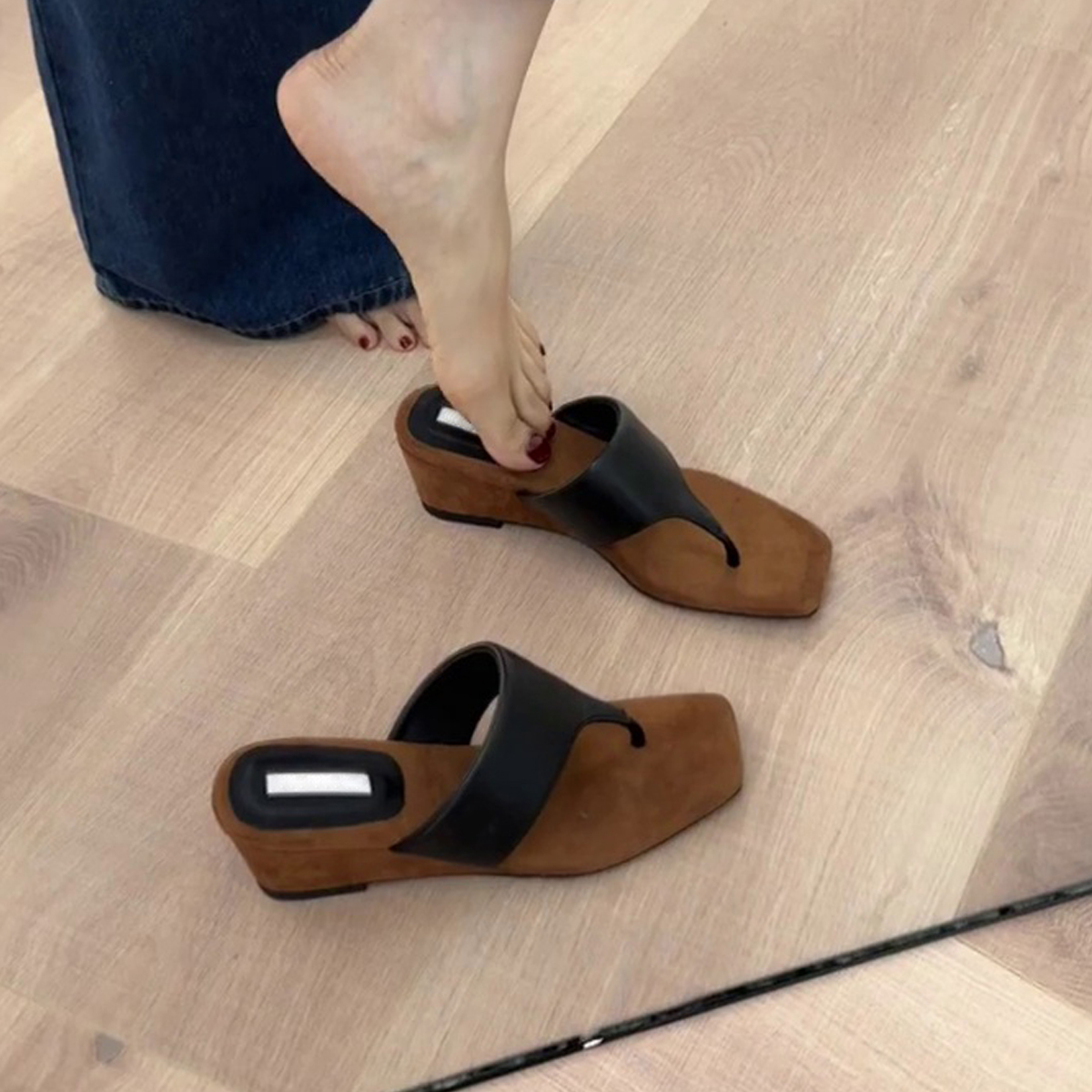 Retro Minimalist Sheepskin Flip-Flops for Women - Thick-Soled Height-Increasing Square-Toe Wedge Sandals for Outdoor Beach Wear