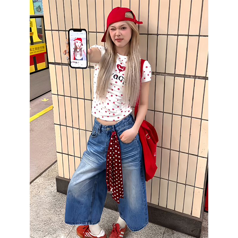 Retro Short-Sleeve T-Shirt for Women, Summer All-Over Print Heart & Dog Paw, White Slim Fit Top for Sweet & Spicy Style