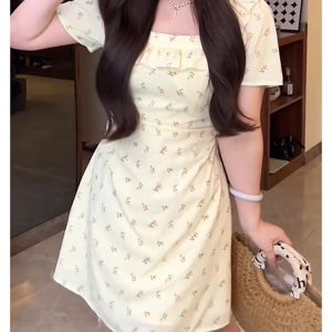 Trendy Plus-Size Floral Summer Dress for Curvy Figures, Elegant Square Neck, Ideal for 90s and Y2K Inspired Fashion.