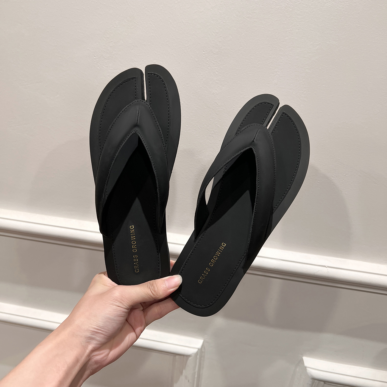 Trendy Women's Sheepskin Flip-Flops - 2025 Fashionable Thong Flat Split-Toe Sandals for Beach and Outdoor Wear